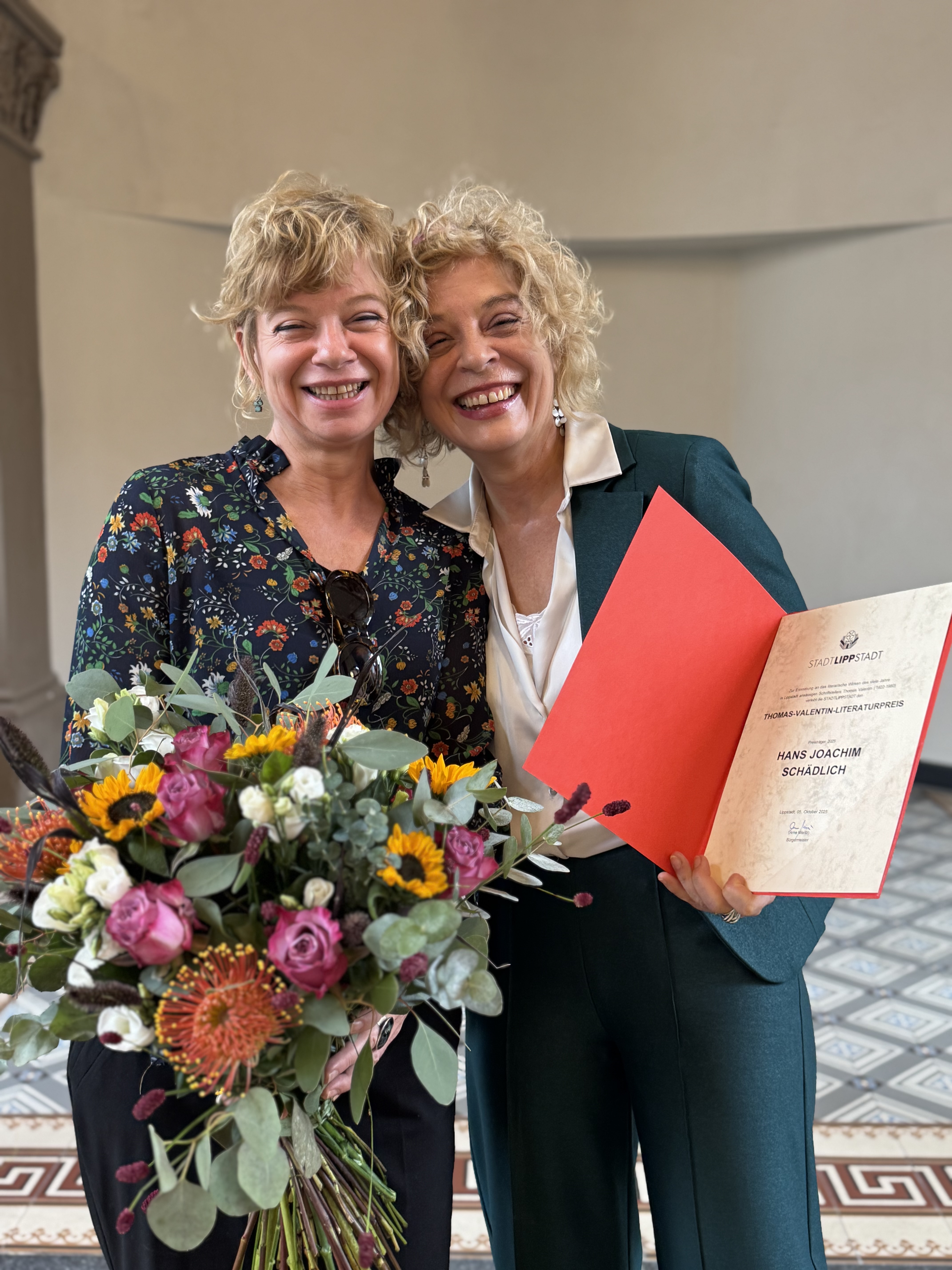 Susanne und Anna Schädlich nahmen den Preis für Ihren Vater Hans Joachim Schädlich entgegen.
