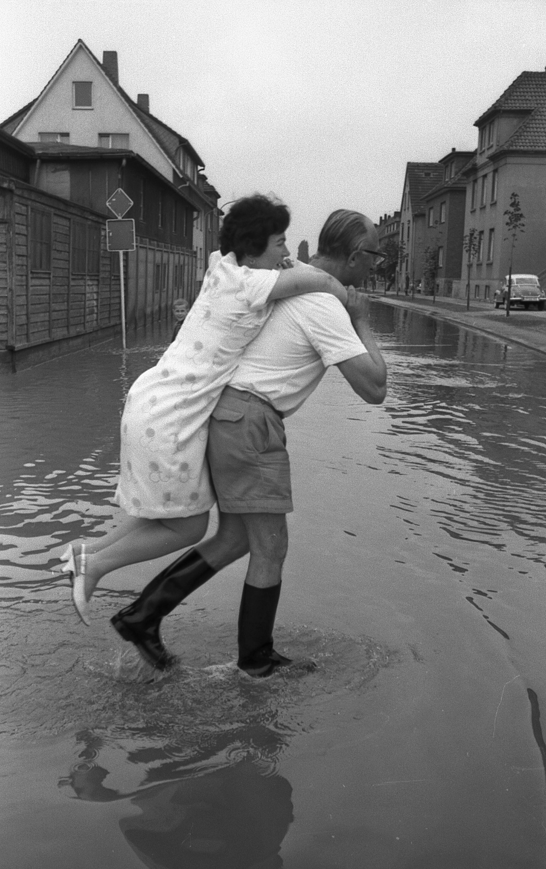 Die Heinrichsflut 1965 war prägend für das Bewusstsein und die Entwicklung von Hochwasserschutzmaßnahmen in Lippstadt und Umgebung. Foto: Stadtarchiv Lippstadt/ S Ba sw A8