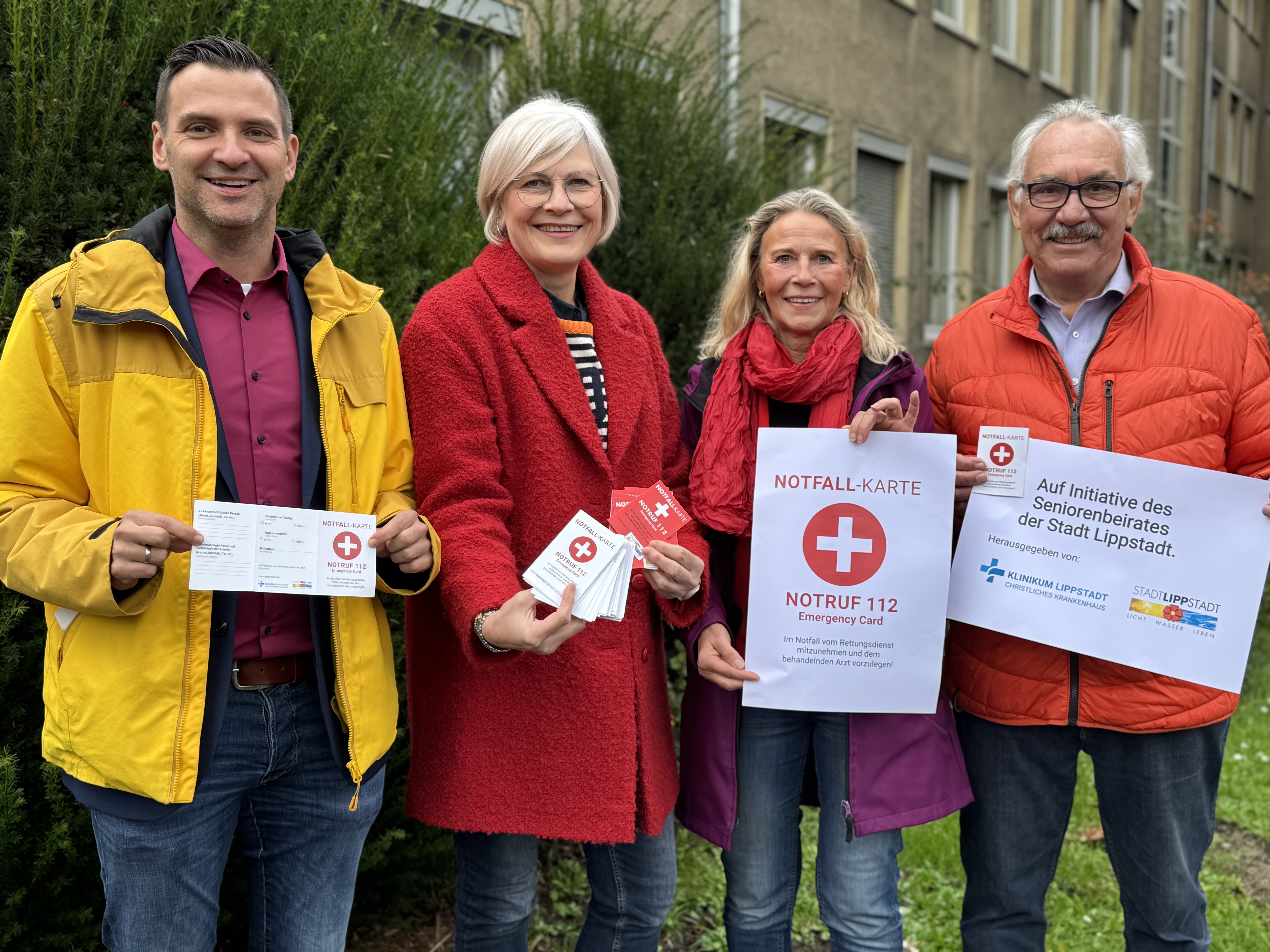 (v.l.n.r.) Marc Schmidt, Mariethres Koch-Fechteler (beide Stadt Lippstadt), Susanne Musga (Christliches Klinikum Lippstadt) und Bernhard Bartscher (Seniorenbeirat) freuen sich über die neue Auflage der Notfallkarte. Foto: Stadt Lippstadt