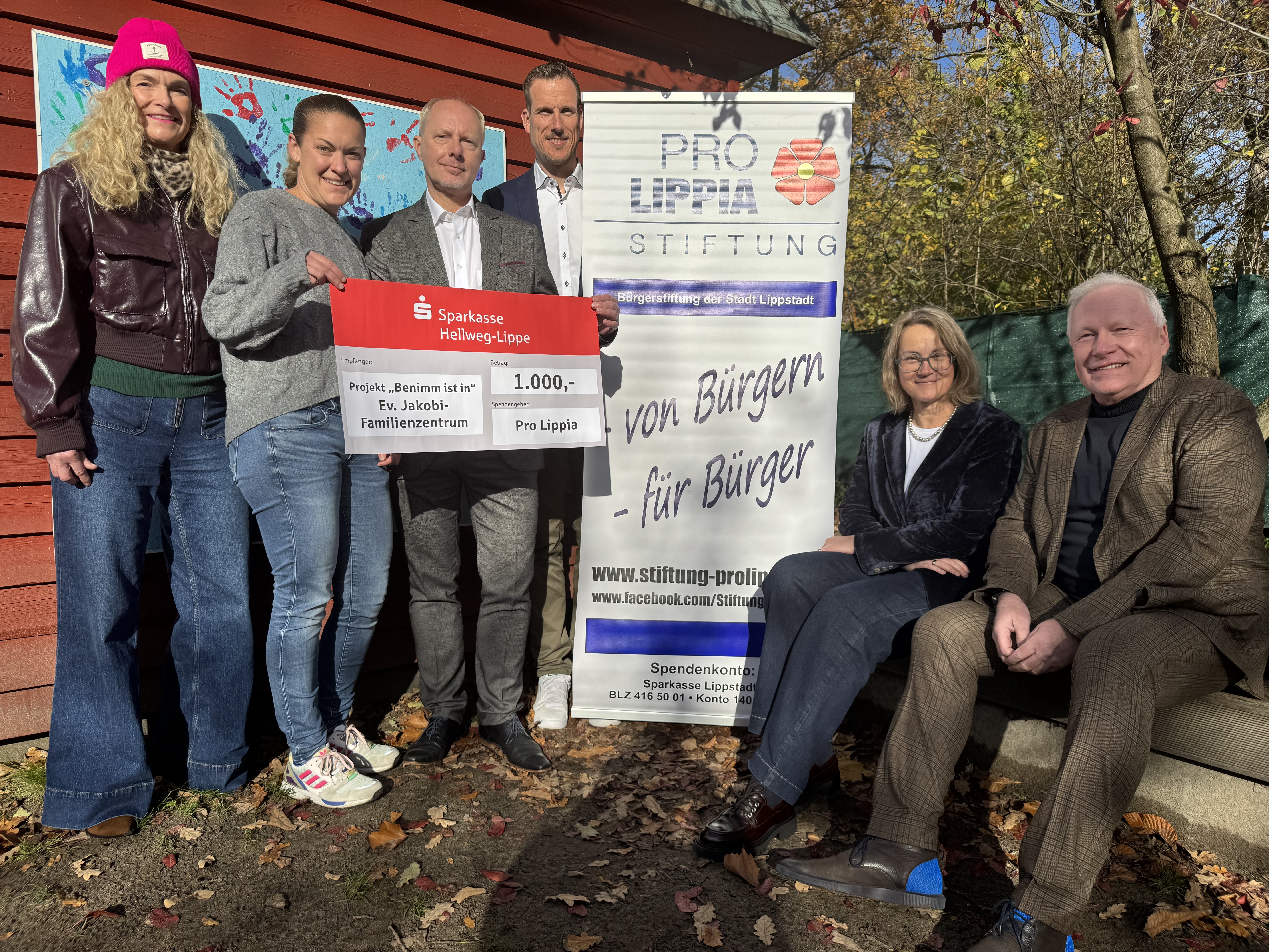 (v.l.n.r.) Nicole Schleppphorst und Anna Enste freuen sich, dass der Workshop „Benimm ist in“ wieder finanziell durch die Stiftung Pro Lippia unterstützt wird und bedankten sich bei den Vorstandsmitgliedern Martin Risse, Philipp Maron, Dorothee Jungeblodt und Wolfgang Schwade für die Spende. Foto: Stadt Lippstadt
