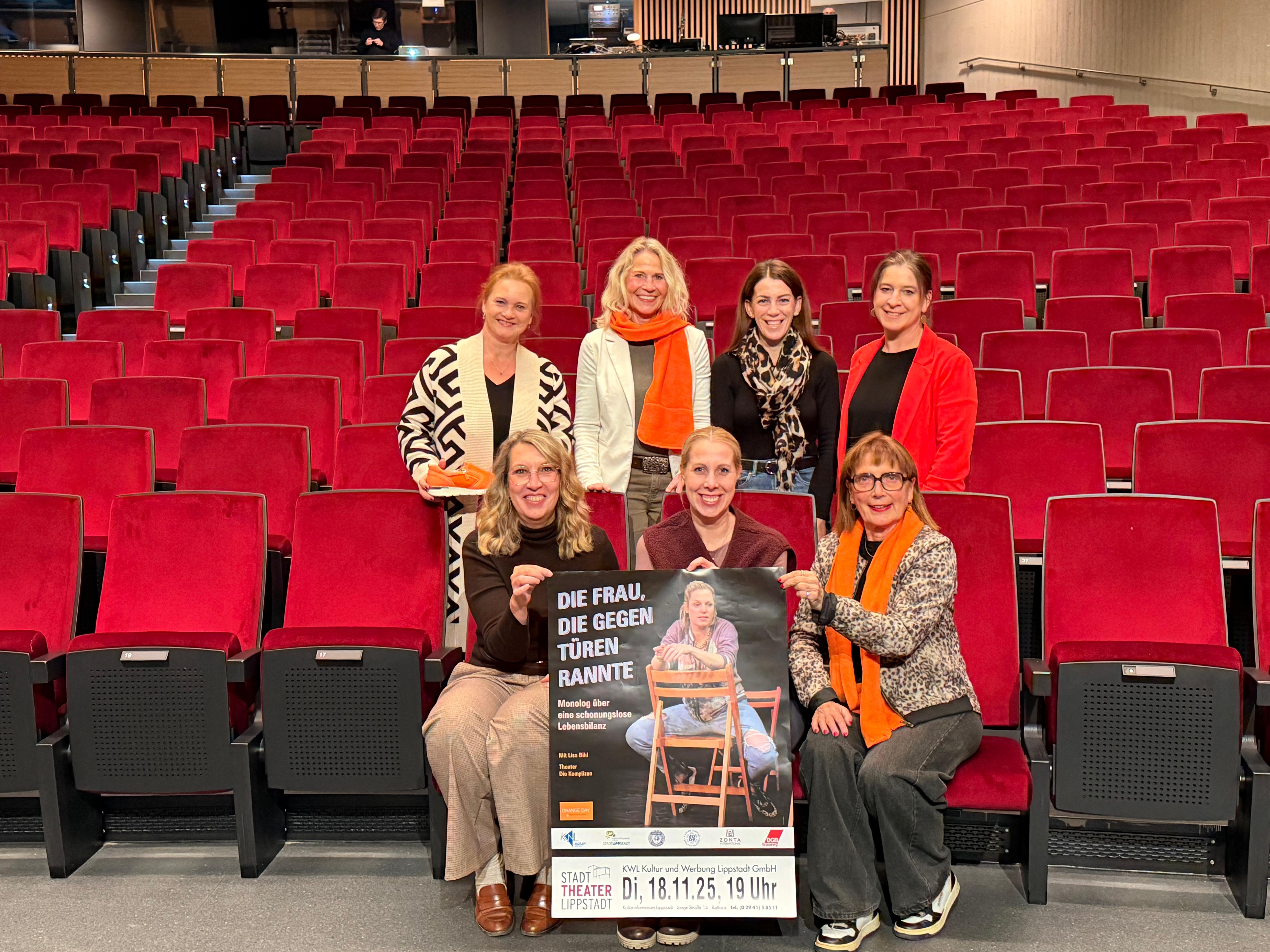 Auch im Stadttheater Lippstadt steht das Thema Gewalt gegen Frauen im Fo-kus: Das Theaterstück „Die Frau, die gegen Türen rannte“ wird am 18. November 2025 aufgeführt.  Foto: Stadt Lippstadt