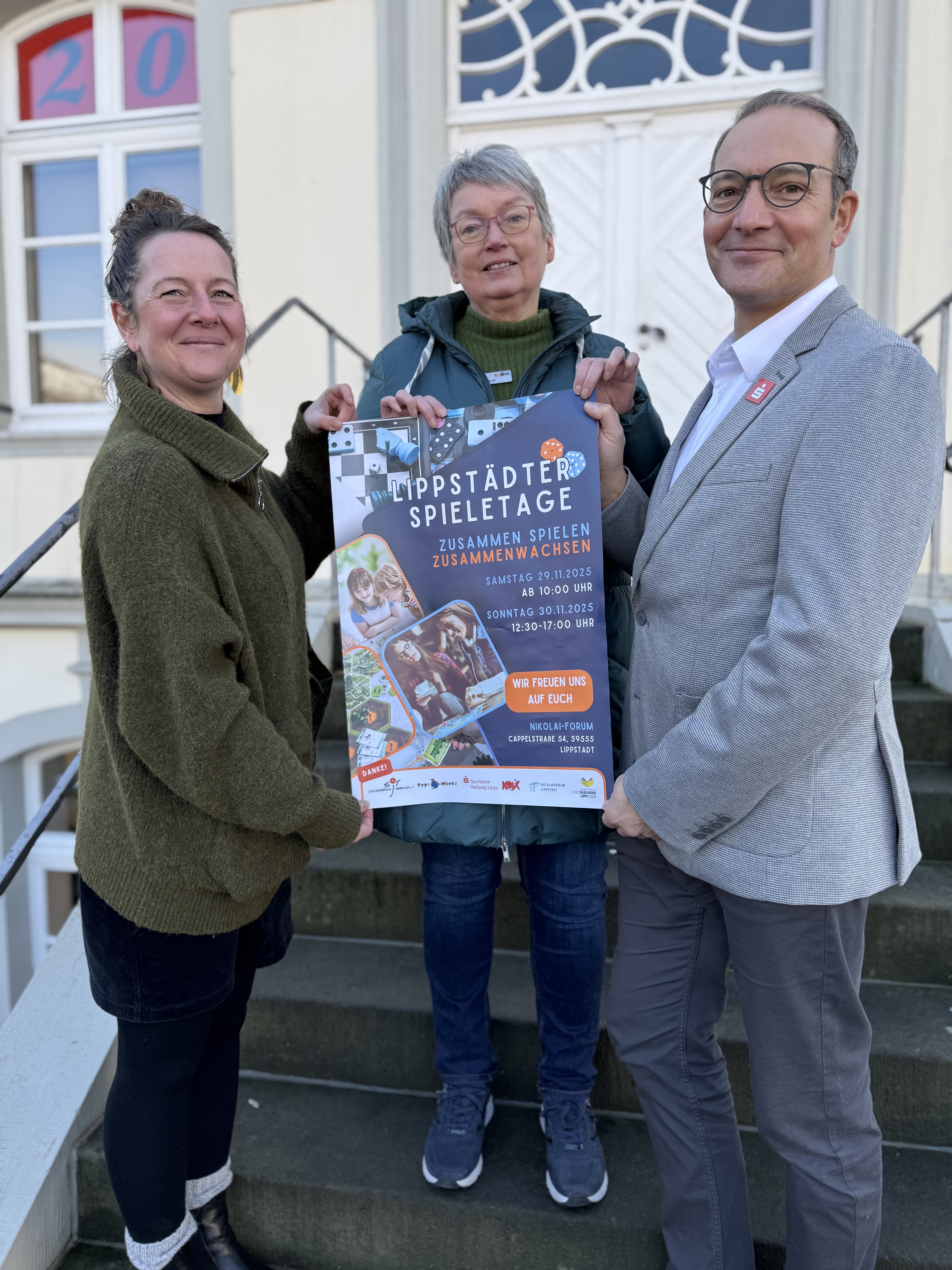 Freuen sich auf die Spieletage 2025: (v.l.n.r.) Sonja Kiekens, Marion Berlinghoff (Stadtbücherei) und Thomas Raulf (Sparkasse Hellweg-Lippe). Foto: Stadt Lippstadt