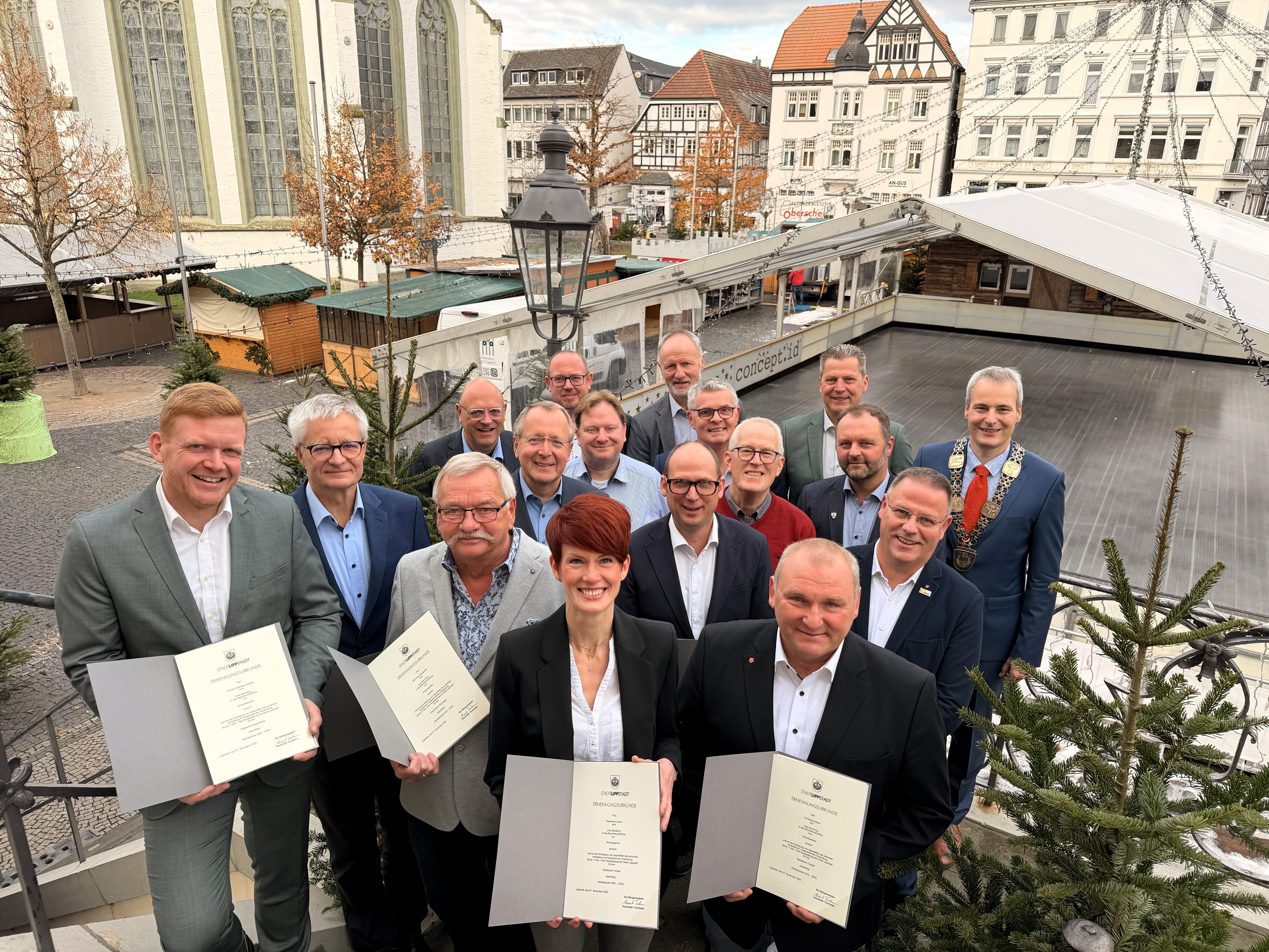 In einem feierlichen Rahmen vereidigte Bürgermeister Alexander Tschense die Ortsvorsteher und Ortsvorsteherin der aktuellen Wahlperiode. Foto: Stadt Lippstadt