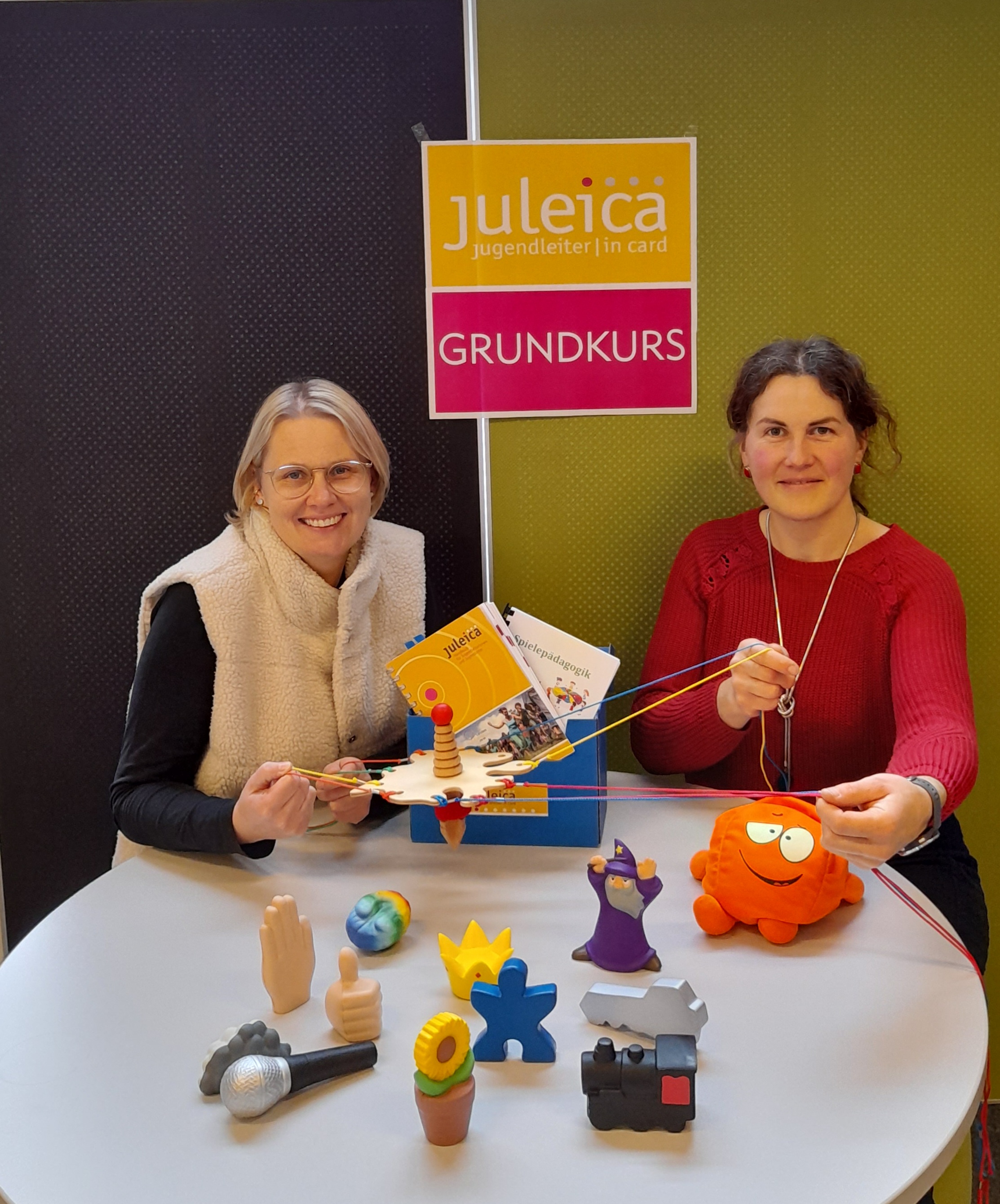 Sabrina Janetzky, Sonja Kiekens und Elisa Stellmacher aus dem Jugend- und Familienbüro der Stadt Lippstadt laden zur Jugendleiterschulung ein, um sich fit fürs Ehrenamt in der Kinder- und Jugendarbeit zu machen. Foto: Stadt Lippstadt