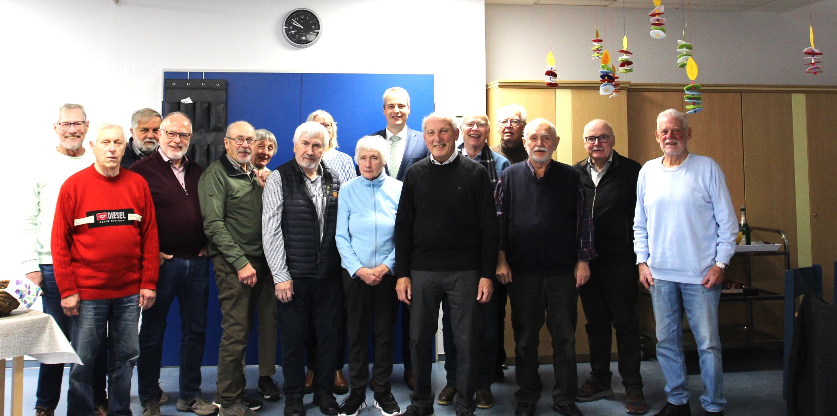 Die Busbegleiter wollen auch 2026 wieder im Einsatz sein und freuten sich beim gemeinsamen Weihnachtsfrühstück Bürgermeister Alexander Tschense über ihre Arbeit zu informieren. Foto: Stadt Lippstadt
