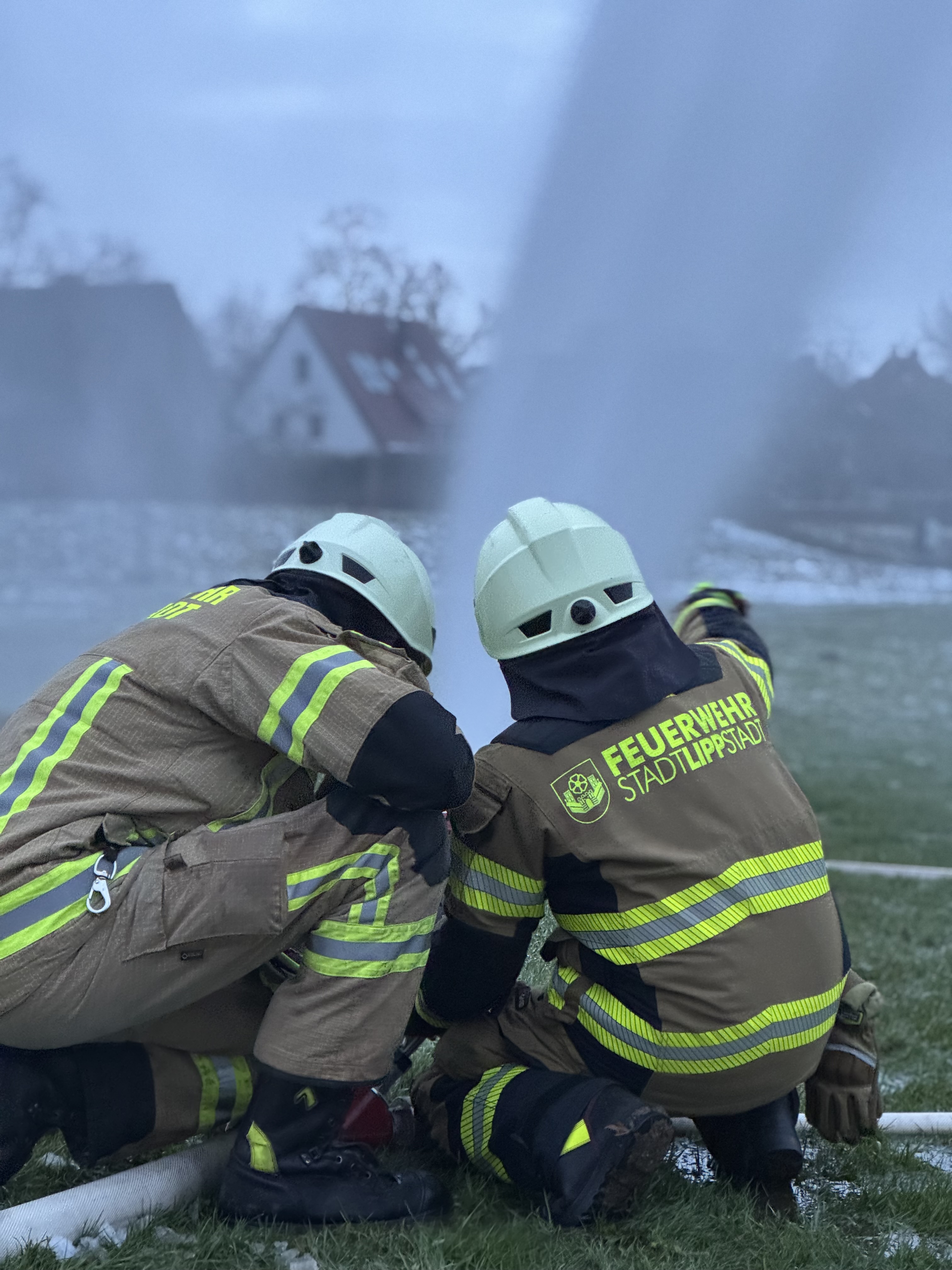 Wasser marsch! Damit hier Eislaufen möglich wird, hilft die Freiwillige Feuerwehr mit zusätzlichem Wasser nach. Foto; Stadt Lippstadt