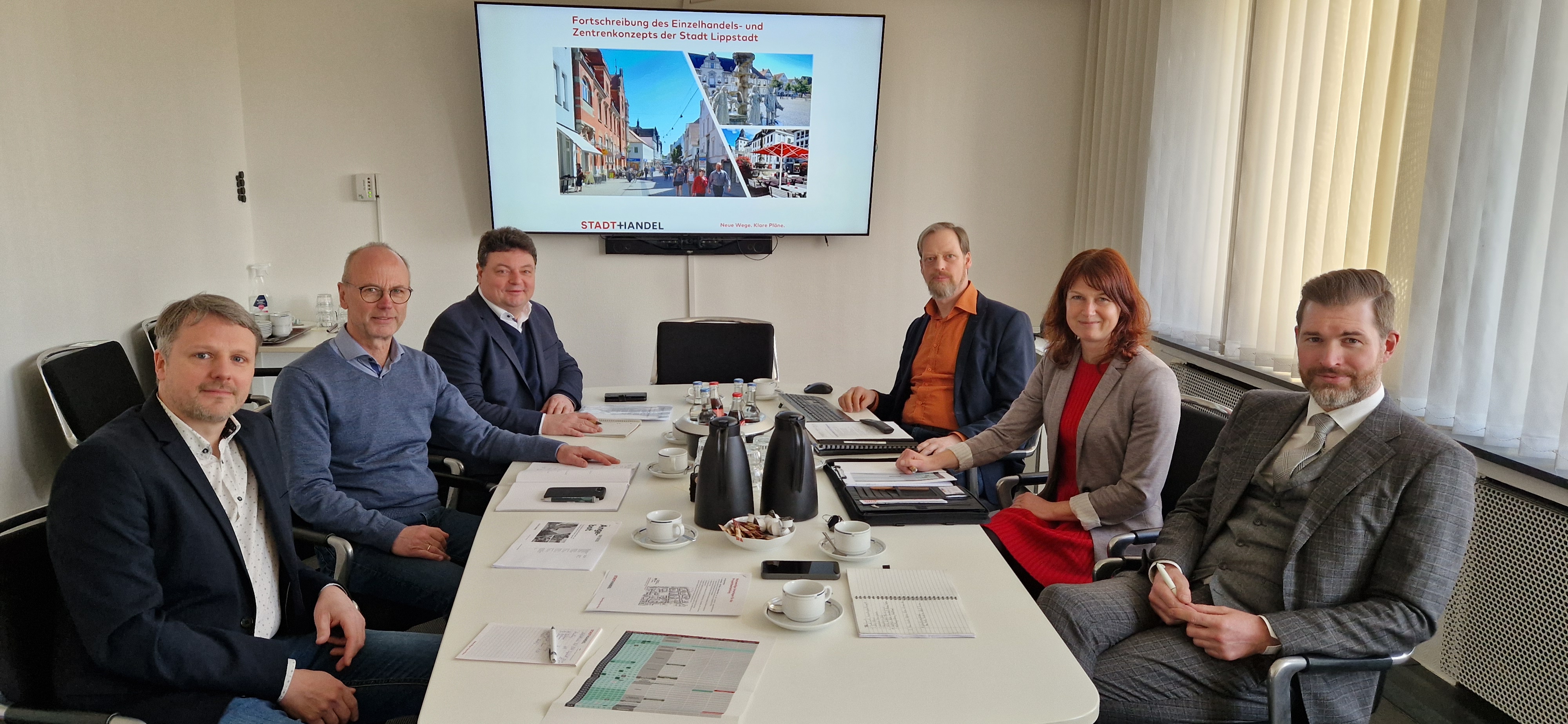 Björn Wickenfeld, Stadt+Handel, Heinrich Horstmann, Stadt Lippstadt, Holger Gebauer, WFL, Björn Bühlmeier, Kerstin Köhne, beide Stadt Lippstadt, Kurt Weigelt, WFL beim Austausch zum EZHK (v.l.))